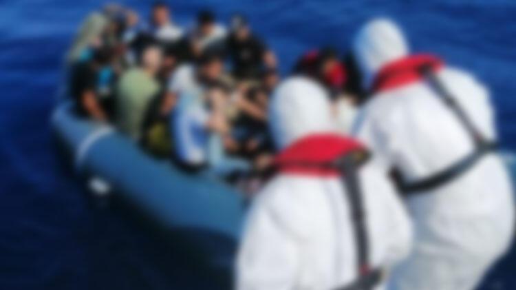 Tunus açıklarında tekneleri batan 100 düzensiz göçmen kurtarıldı