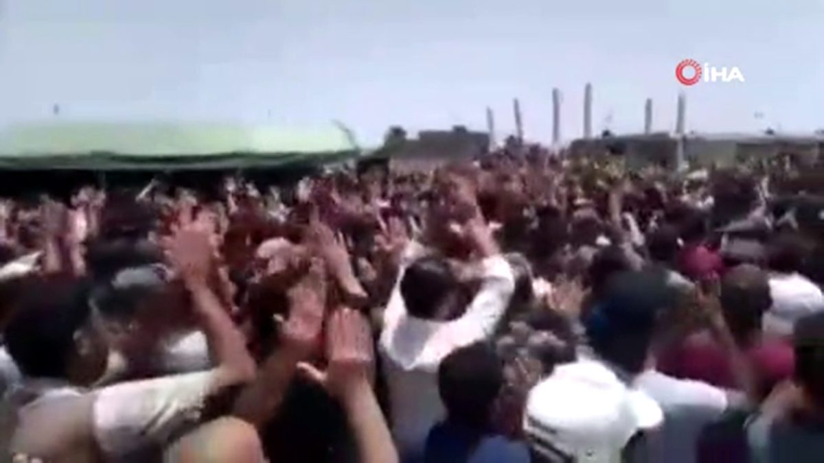 Rejim askerlerinin cenaze töreninde Esad ve İran karşıtı gösteri