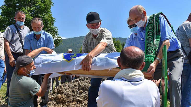 Srebrenitsa son kurbanlar topra?a verildi