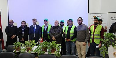 Suriyeli STKlar Gaziantepte halka ss bitkileri hediye etti.